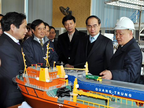Phó Thủ tướng Nguyễn Thiện Nhân thăm và làm việc tại Nhà máy thiết bị nâng hạ ở Quảng Ninh
